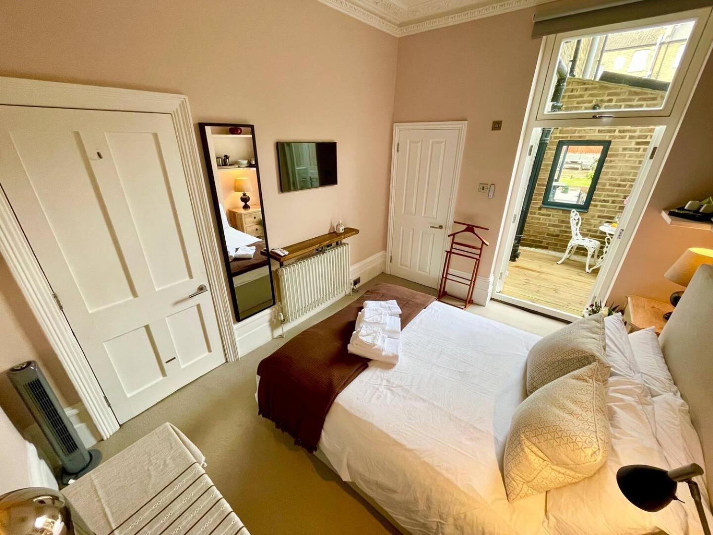 Luxury King-Bed Ensuite With Quiet Private Patio 伦敦 外观 照片